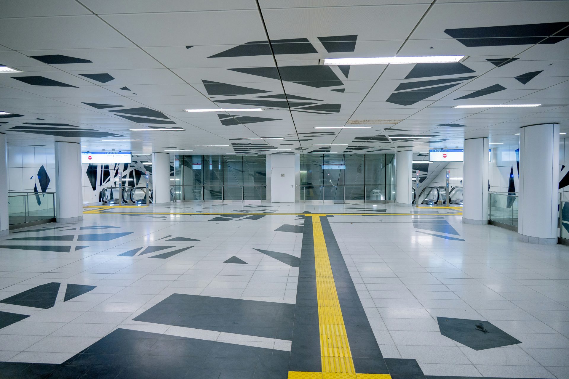 Interior de una moderna estación de metro con patrones geométricos.
