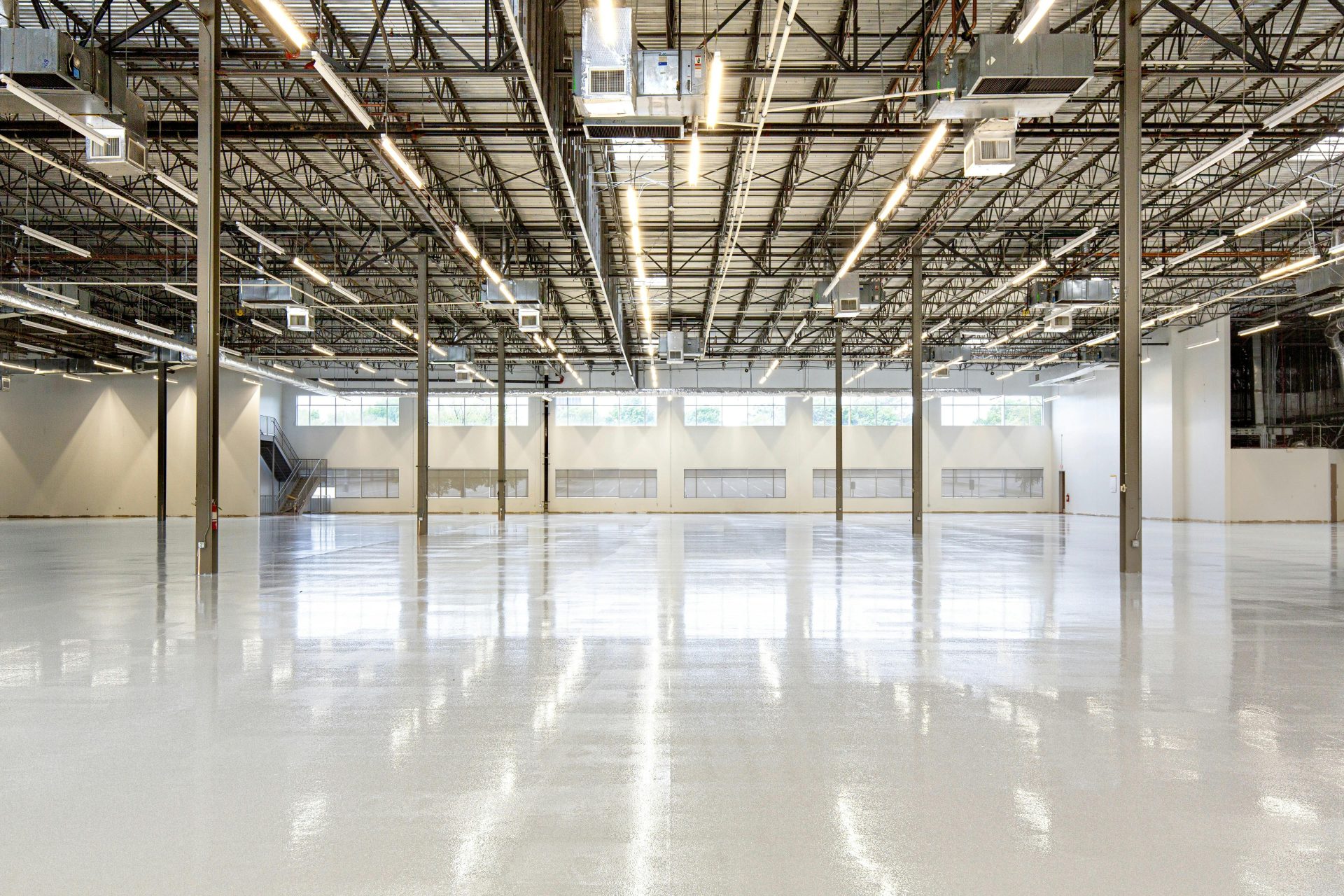 Interior de una nave industrial vacía con suelo de hormigón pulido en Houston, Texas.