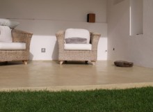 Sofás en patio con césped