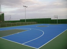 Cancha de baloncesto azul