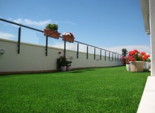 Terraza con césped y flores