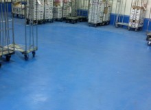 Piso azul con carros metálicos