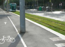 Carril bici y tranvía cercano