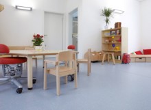 Aula infantil con muebles modernos