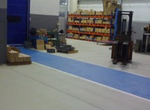 Almacén con cajas apiladas