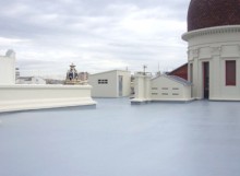 Tejado gris bajo cielo nublado