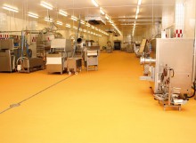 Fabrikhalle mit orangefarbenem Boden