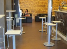 Moderne Bar mit Stehtischen