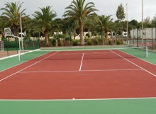 Tennisplatz mit Palmen