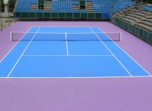 Tenniscourt mit lila Oberfläche
